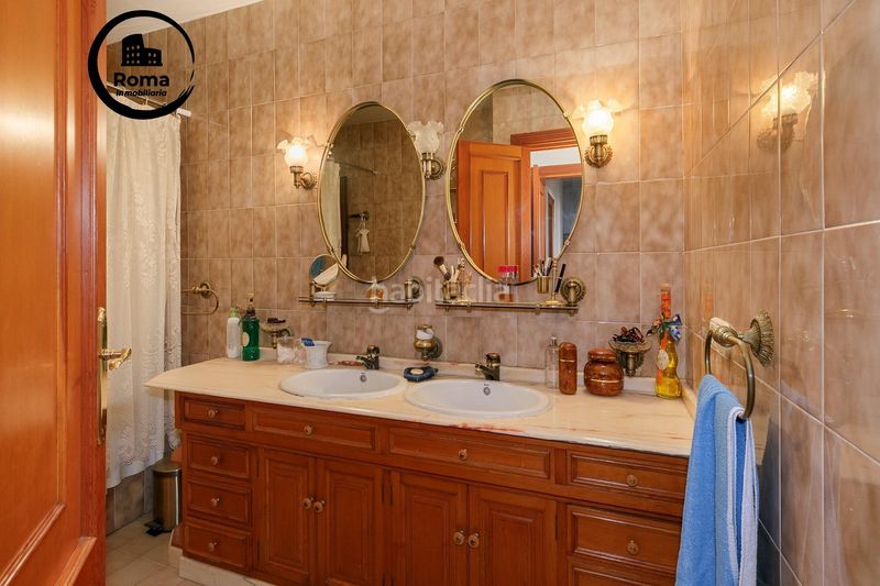Foto e4e860e8-b60d-4c30-b2c4-7cc8f7e5a5ef. Edifici a Baza