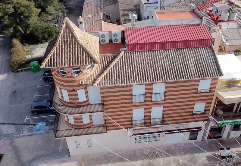 Foto d3228948-573d-4b5f-97f1-ff5b76aea7ba. Casa ofrecemos a la venta un edificio singular con una superficie total de 422 mâ , ubicado en la encantadora localidad de la romana, c en Romana (la)