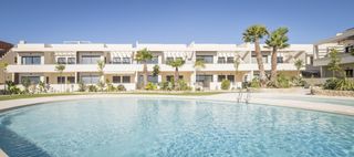 Apartamento en La Veleta. Bungalow de dise�o junto al mar residencial en zona de nuevo des