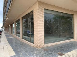 Business premise in Els Esquirols. Local comercial en cambrils junto a supermercado