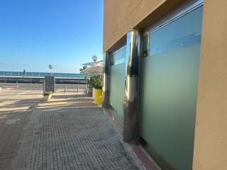 Rent Business premise in Diputació 39. Magnifico local de 128 m2 uti  terraza lateral en primera linea