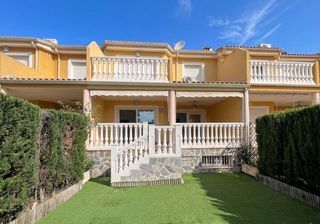 Casa adossada  Calle poeta miguel hernandez. Adosado en alfaz de 3 habitaciones
