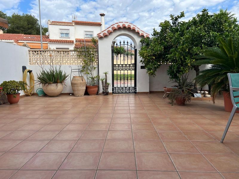 Foto f14fed65-6633-4dd7-af5f-4e200b3b8db8. Casa adossada amb piscina a Varadero Nucia (la)