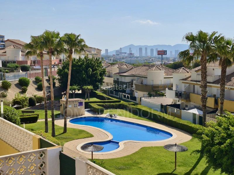 Foto f904dc1f-71f6-4dca-8c24-3d1a4423dccd. Casa adossada amb aparcament piscina a balcón de Finestrat-terra marina Finestrat
