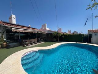 Casa adossada en Coloma. Chalet adosado de esquina