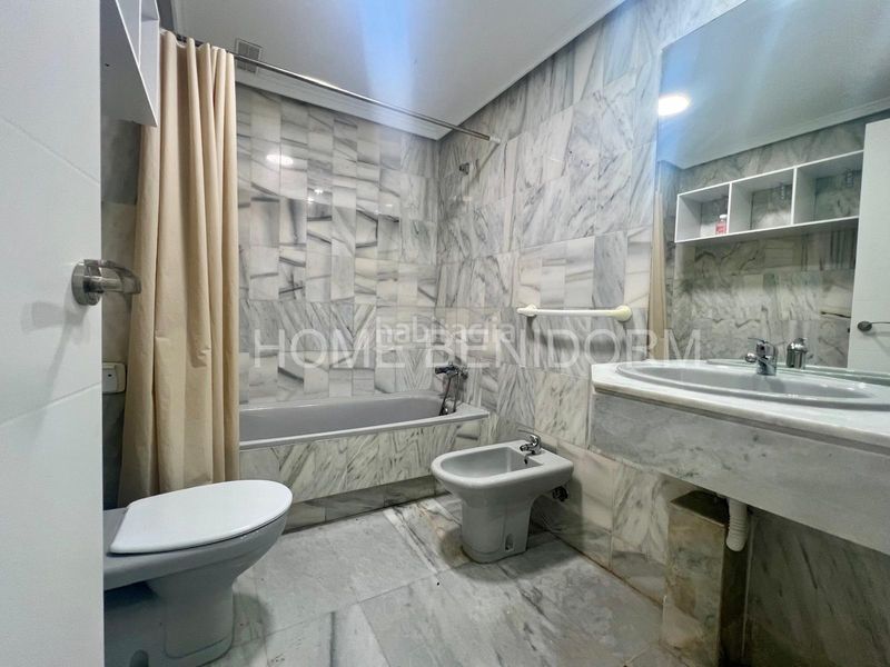 Foto 10469fee-0407-4ed3-8dcd-81e6e5781e5a. Apartament amb aparcament piscina a Playa Poniente Benidorm