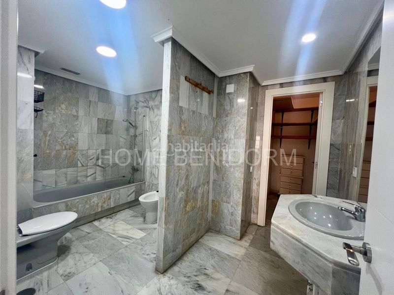 Foto 2cc420a4-00e8-446e-baf8-909597fcb153. Apartament amb aparcament piscina a Playa Poniente Benidorm