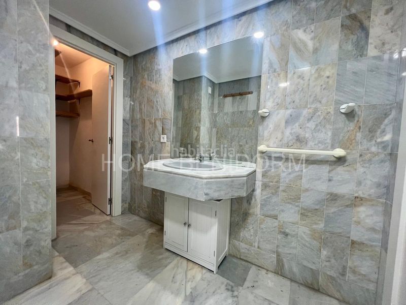 Foto 329b8e0a-7dcd-4e5a-b71e-01b3bc459395. Apartament amb aparcament piscina a Playa Poniente Benidorm