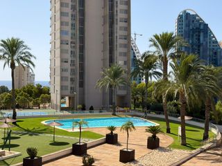 Pis a Via Parque. Piso con 2 dormitorios, 2 baños, piscina y garaje cerca de la pl