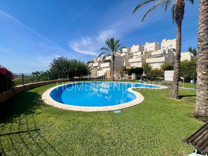 Foto 01c804d5-6205-4954-a368-559d7dbf1a68. Chalet  de 3 habitaciones con vistas al mar y montaña en balcón terra marina en Finestrat