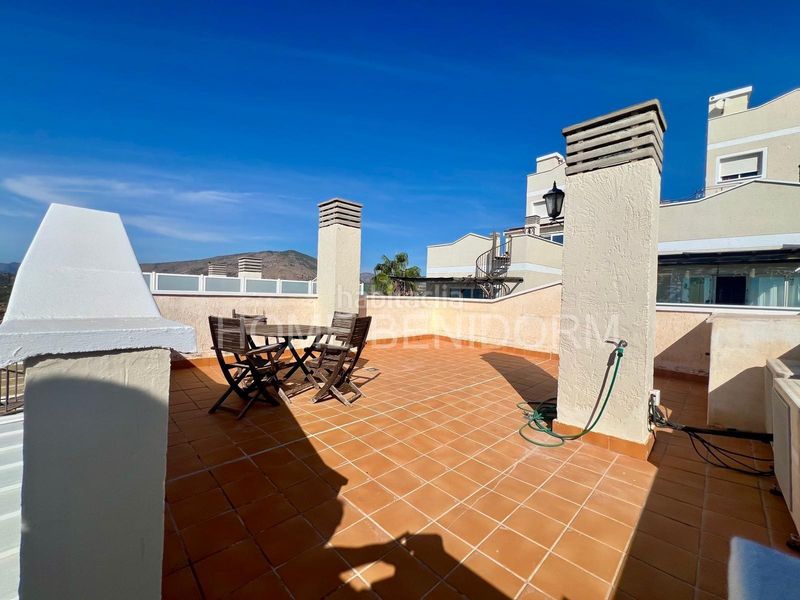 Foto 06f47888-1ec2-4f51-b1a9-07b295b39b21. Chalet  de 3 habitaciones con vistas al mar y montaña en balcón terra marina en Finestrat