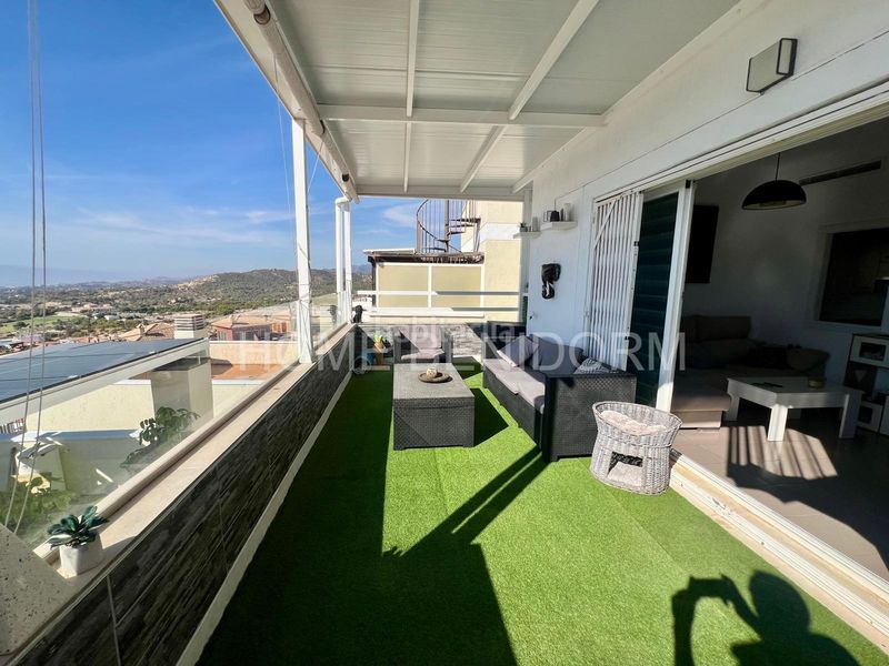 Foto b9f557ab-895d-4dc5-99b3-8cffffacd4be. Chalet  de 3 habitaciones con vistas al mar y montaña en balcón terra marina en Finestrat