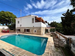 Chalet en Coloma. Chalet independiente con apartamento y piscina privada.