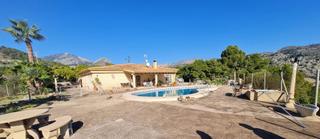 Xalet a Callosa d´en Sarrià. Finca exclusiva con vistas al mar y la montaña