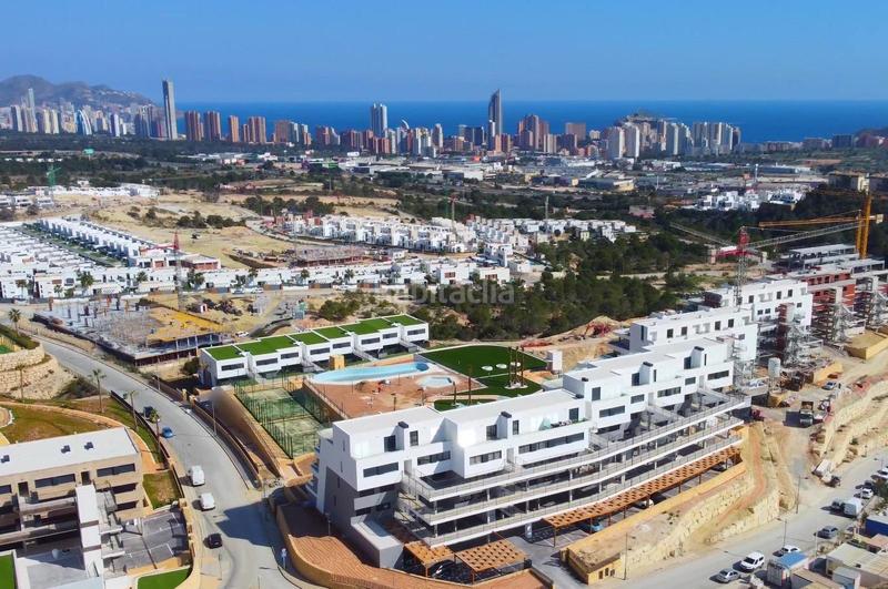 Foto 415b5cee-1c42-4420-b985-46ba0cd7321b. Attico con parcheggio piscina in balcón de Finestrat-terra marina Finestrat
