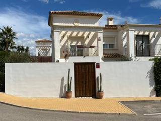 Casa adosada en Pueblo Acantilado-Lanuza. Chalet adosado de esquina playa la nuza el campello