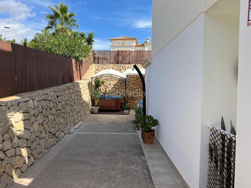 Foto 6127a275-91c0-46b0-a441-3e95b504bdec. Casa adossada amb piscina a Pueblo Acantilado-Lanuza Campello (el)