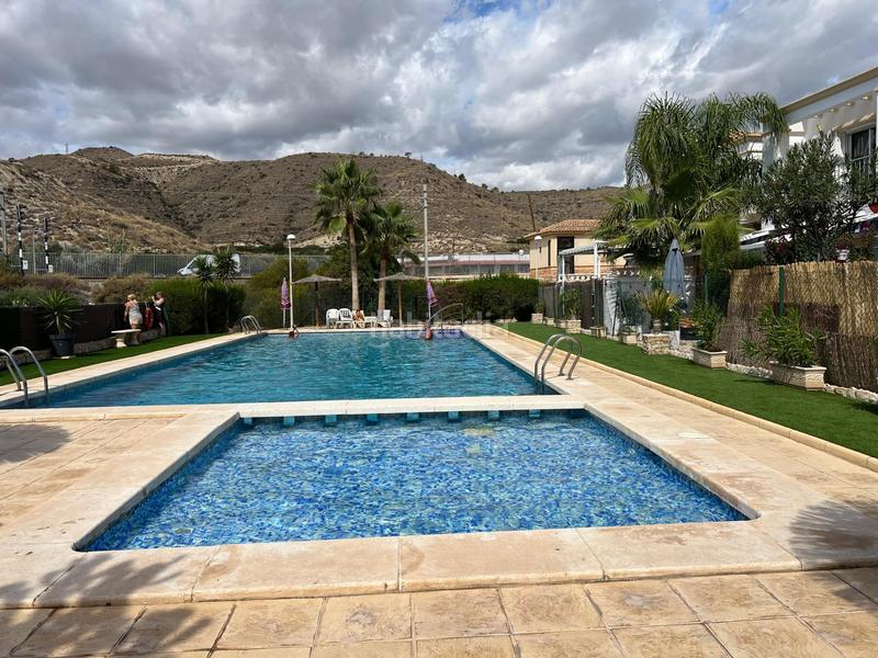 Foto f061a9b8-5449-4c2f-bd1f-8feeeb531325. Casa adossada amb piscina a Pueblo Acantilado-Lanuza Campello (el)