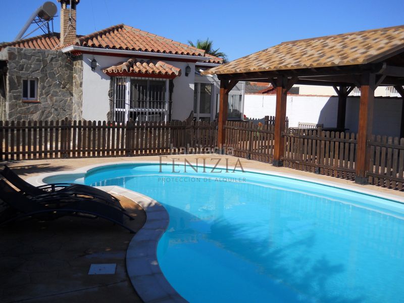 Foto f857248e-3401-45f8-8596-ddc2df715d44. Xalet amb xemeneia aparcament piscina a Los Franceses - La Vega Chiclana de la Frontera