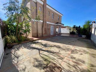 Miete Doppelhaus in Cuatro Pinos - El Carmen. ¡descubre el hogar de tus sueños en este encantador chalet parea