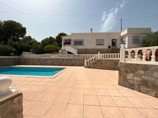Chalet  Carrer topazi. Acogedora villa independiente recientemente renovada con piscina