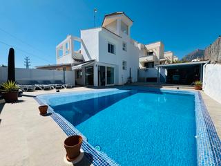 Chalet  Calle serra del cabeçó d'or 21. Villa independiente moderna renovada en 2025 con mucha privacida