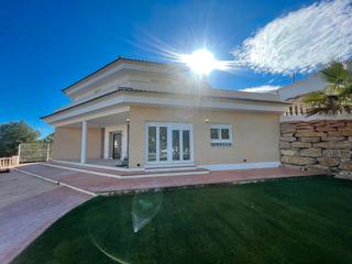 Chalet  Avinguda del pí 16a. Amplia villa de 4 dormitorios en una hermosa parcela infinita de