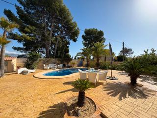 Chalet  Carrer oroval 16a. Elegante villa con un hermoso jardín de fácil mantenimiento en u