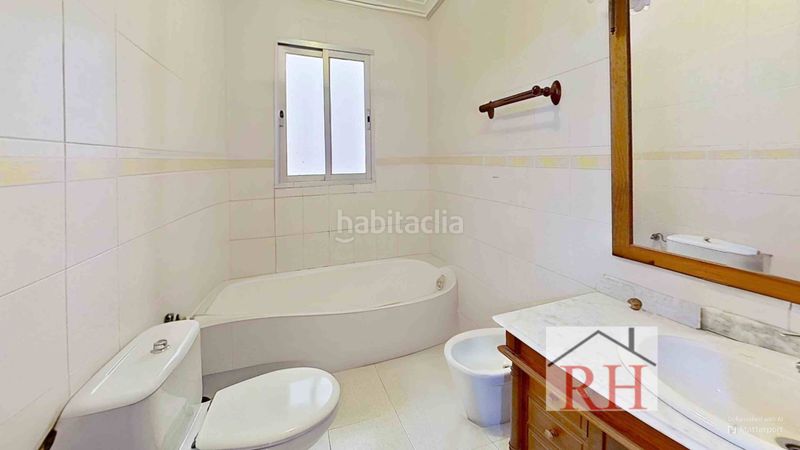 Foto 027e085d-cddb-47d8-bc42-6445eb5afe04. Casa adossada amb xemeneia calefacció aparcament a Alcalá de Henares