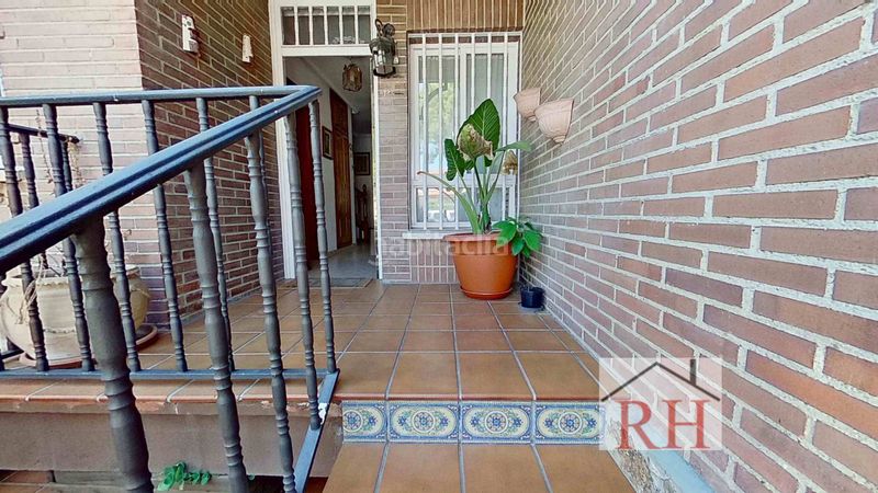 Foto b377aeb5-d28e-4b5c-8276-6381a980a508. Casa adossada amb xemeneia calefacció aparcament a Alcalá de Henares