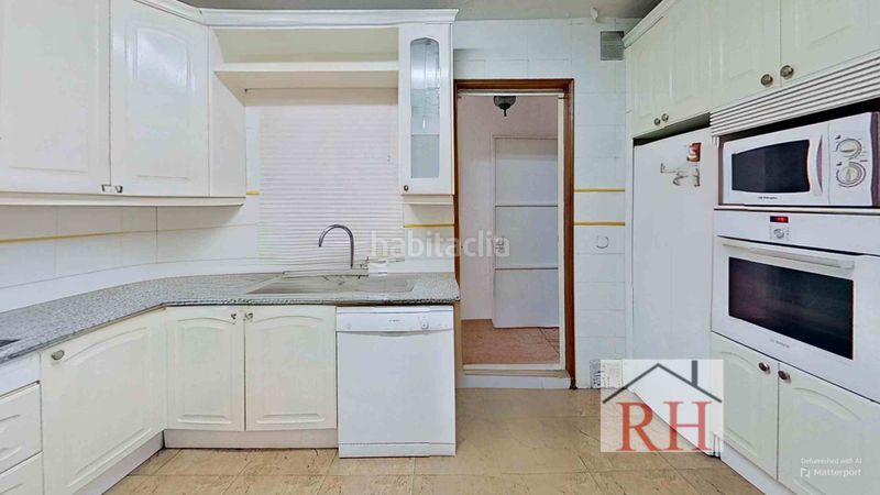 Foto e58ae085-d3bc-45f6-af68-1f4885ae25bf. Casa adossada amb xemeneia calefacció aparcament a Alcalá de Henares