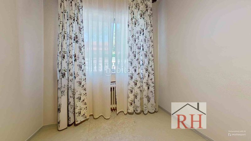 Foto f6670f65-7d3d-4c84-a56c-93160843ea6f. Casa adossada amb xemeneia calefacció aparcament a Alcalá de Henares