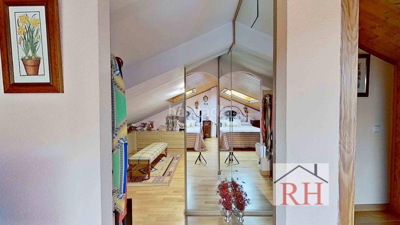 Foto 93984510-e121-403d-ae58-592d5f6856ef. Casa a schiera con camino riscaldamento parcheggio in Alcalá de Henares