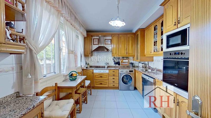 Foto b928d2ef-0dba-4787-8772-edf6a834580a. Casa a schiera con camino riscaldamento parcheggio in Alcalá de Henares