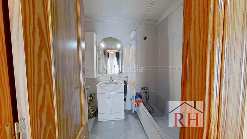 Foto 009698bb-cc9f-4a4f-8992-5cae927883e2. Casa adossada amb xemeneia calefacció aparcament a Alcalá de Henares