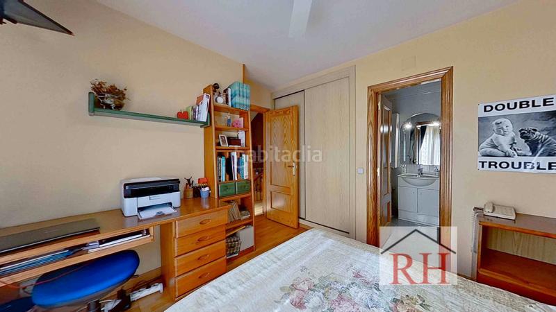 Foto 2553af74-2f7e-4ad5-941c-975b56281174. Casa adossada amb xemeneia calefacció aparcament a Alcalá de Henares