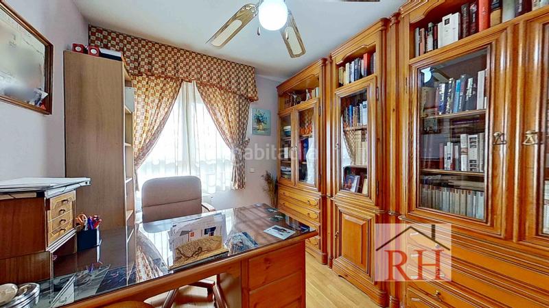 Foto 44d5ffca-2b97-4aab-a269-fa3a2bdb67b2. Casa adossada amb xemeneia calefacció aparcament a Alcalá de Henares