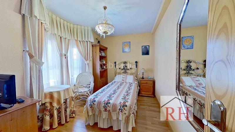 Foto eb0d9c1d-73e5-4b6b-b6bf-d589d8d41047. Maison jumelée avec cheminée chauffage parking dans Alcalá de Henares