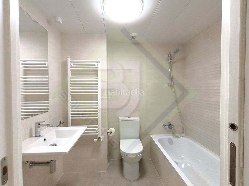 Foto f1b24aee-fdc9-4f57-85a1-8f81ab76dcfe. Rent flat with heating parking pool in Havana Mataró