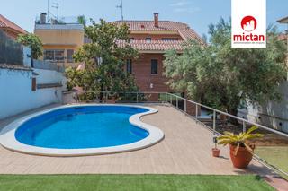Chalet in Centre. Exclusividad en el corazón de sant just desvern: una residencia