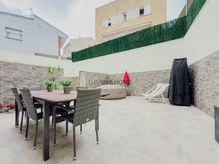 Casa adossada a La Collada-Sis Camins. Casa unifamiliar con terraza, garaje y buhardilla en la collada