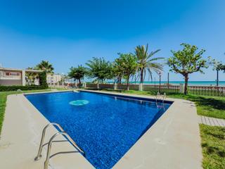 Rez-de-chaussée à Maritim. Planta baja con terraza y piscina en primera línea de mar