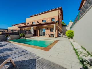 Casa adossada a Castellet i la Gornal. Casa pareada semi nueva con jardín, piscina y vistas al mar
