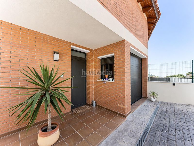 Foto 5067a6df-e330-4fdd-ab5a-d1f5d43a1346. Casa aparellada amb calefacció aparcament piscina a Cunit