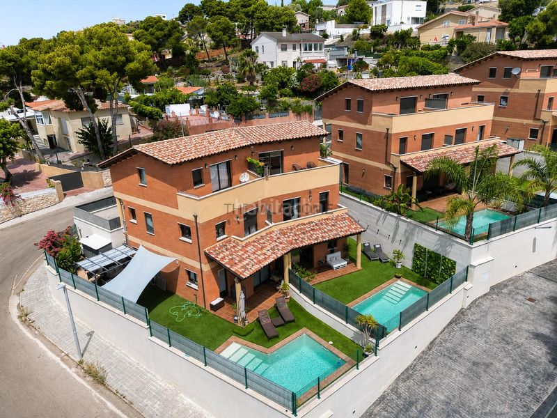 Foto e958d23a-dc7f-4616-8448-b3a3c69ac1cd. Casa aparellada amb calefacció aparcament piscina a Cunit