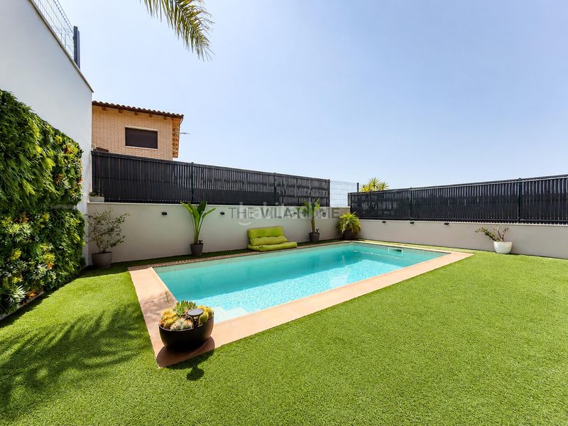Foto f469a0da-0aac-41a5-b5fe-7fa533df4834. Casa aparellada amb calefacció aparcament piscina a Cunit