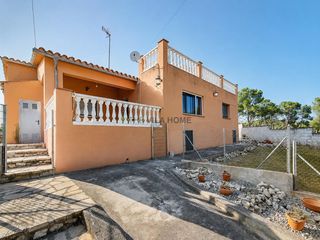 Casa  Roquerol del (can suria). Casa amb 2 habitatges
