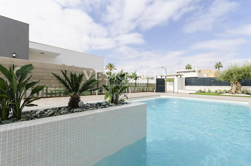 Foto 0eea2558-144b-4037-9d3a-4b2f3934088f. Chalet en Campoamor Orihuela