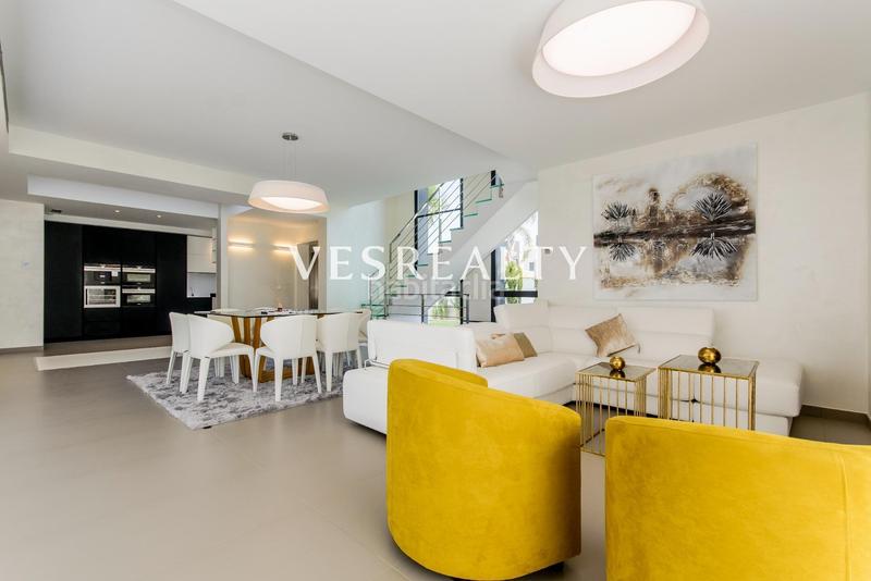 Foto 25442789-c742-4aaf-8919-c7d33fab7b29. Chalet en Campoamor Orihuela