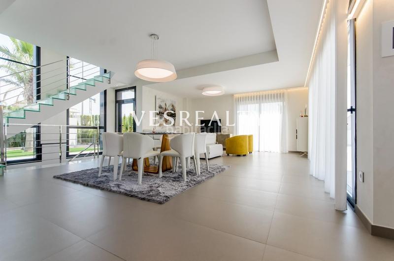 Foto 7b90f43e-8f22-402e-a3d1-64cca5c7c49a. Chalet en Campoamor Orihuela